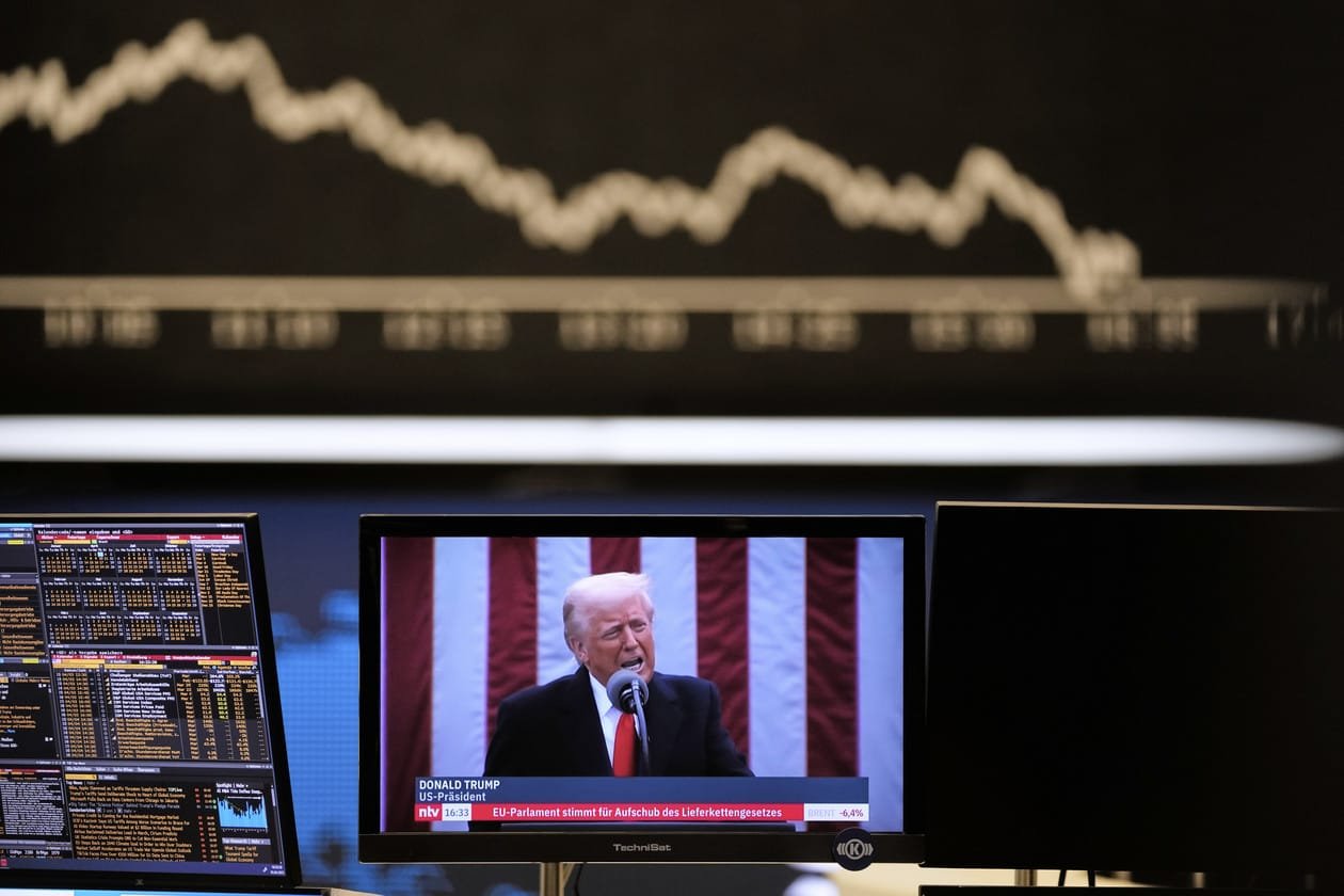 Economists Warn Tariffs May Increase Prices, Trump Says: “Just Stop Buying Stuff”